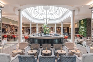 2 bars/lounges