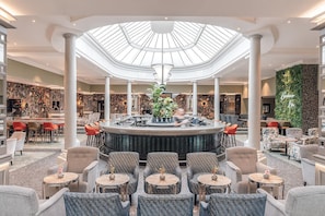 2 bars/lounges