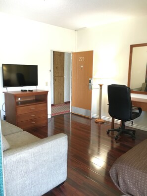 One King Bed with Sofa | In-room safe, desk, laptop workspace, free WiFi - Riverside Inn & Suites (Riverside)