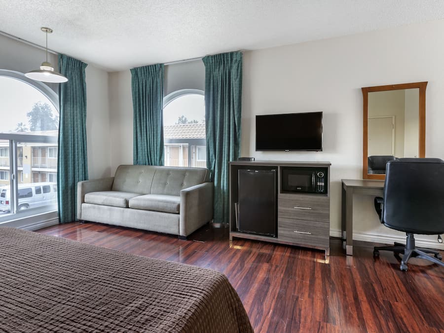 Deluxe kamer | Een kluis op de kamer, een bureau, een laptopwerkplek, gratis wifi