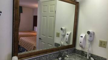 淋浴/浴缸二合一、免費盥洗用品、吹風機、毛巾