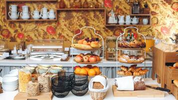 Se ofrece un desayuno bufé todos los días (por un coste adicional)