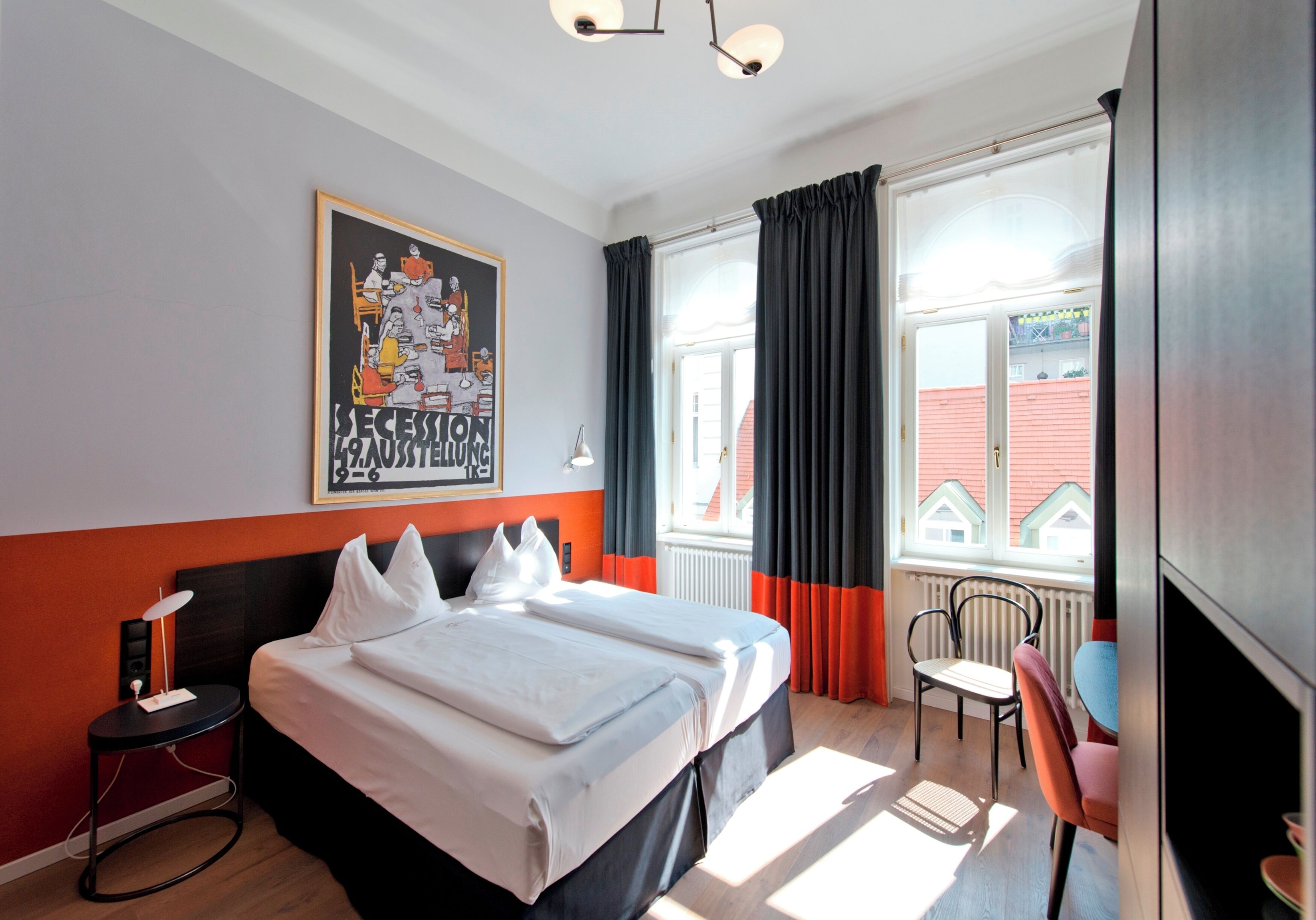 Ropa de cama de alta calidad, colchones con pillow-top y minibar 
