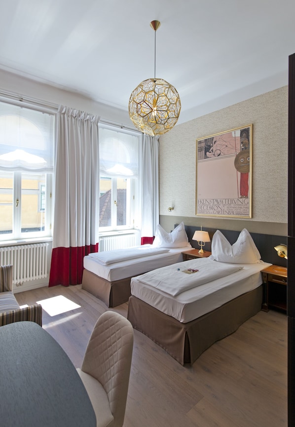 Deluxe kamer (Salon) | Luxe beddengoed, pillowtop-bedden, een minibar, een kluis op de kamer