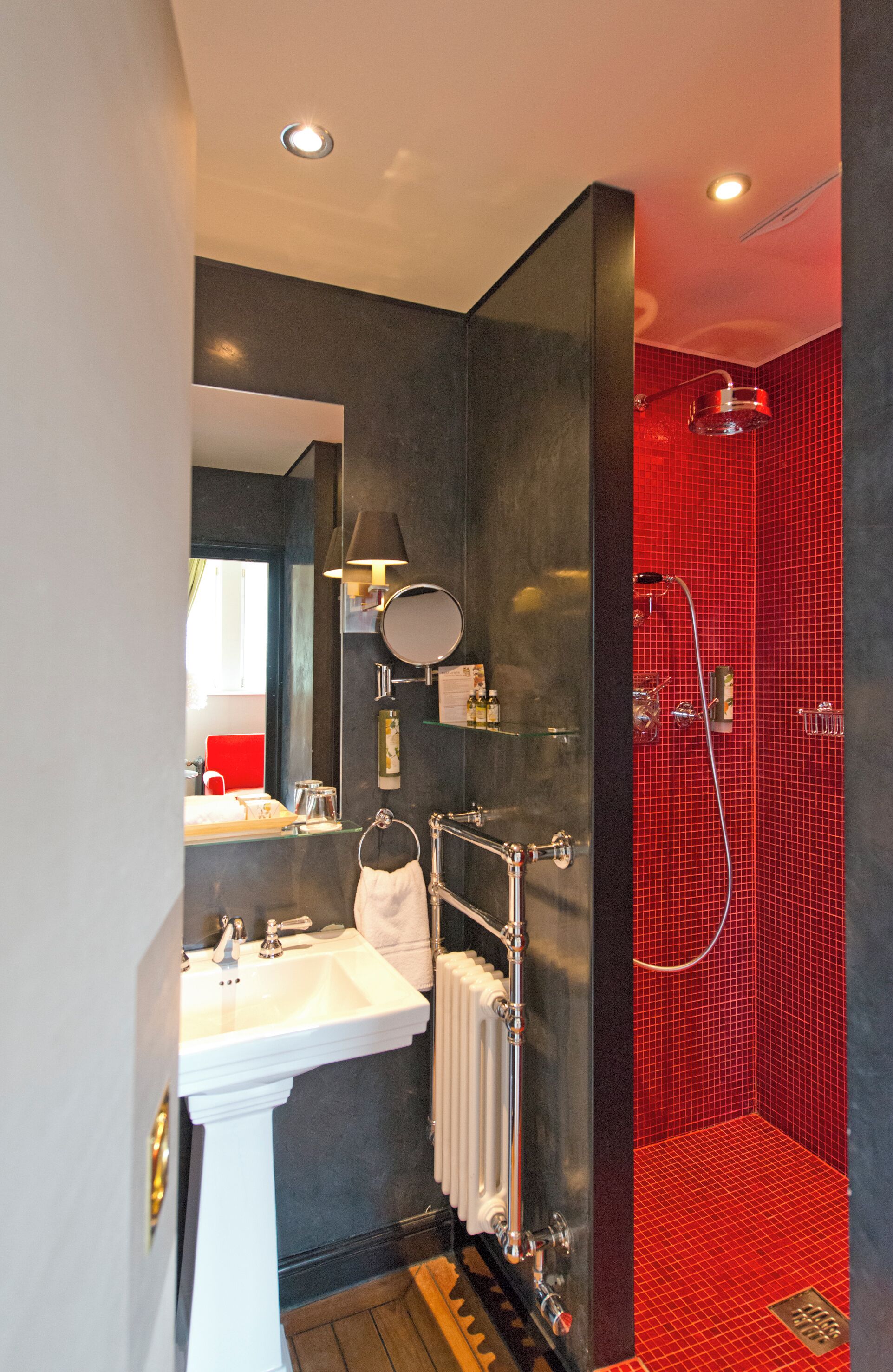 deluxe double room (salon) | bathroom | free toiletries, hair dryer, towels