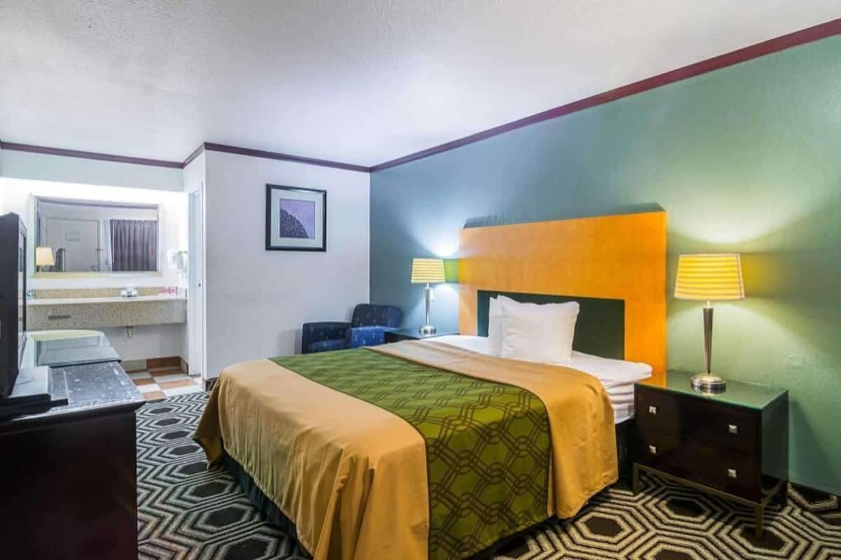 Desk, free WiFi, bed sheets