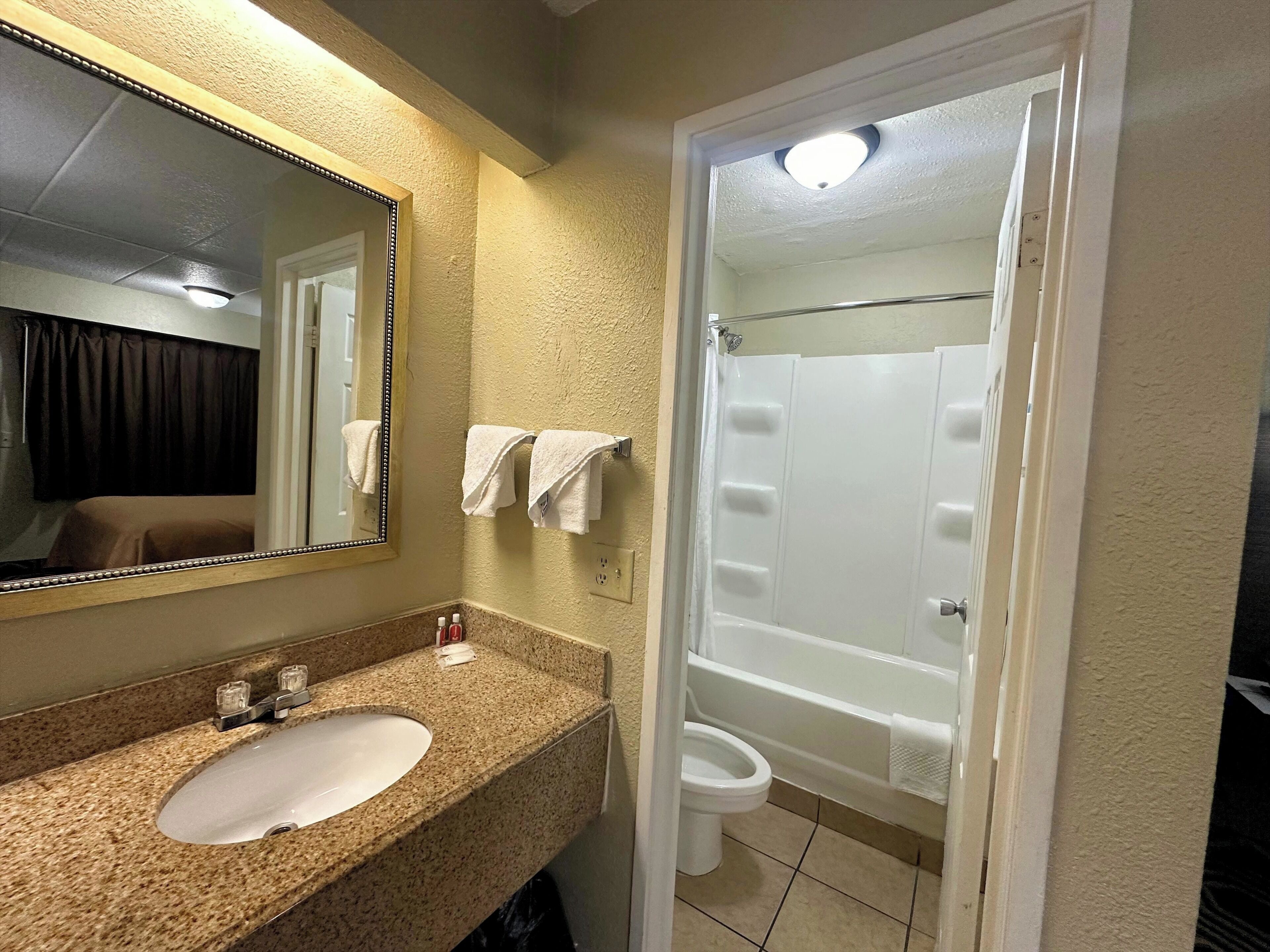 Kamar, 1 Tempat Tidur Double, Bebas Asap Rokok | Kamar mandi | Kombinasi shower/bathtub dan handuk