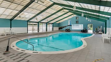 Innenpool, geöffnet von 09:00 Uhr bis 21:00 Uhr, Sonnenschirme