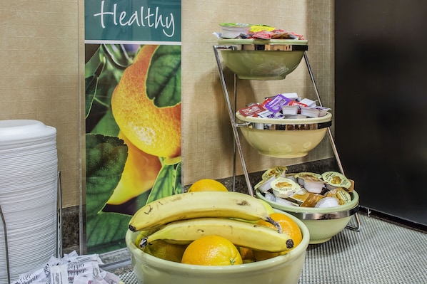 Free daily buffet breakfast  - Quality Inn Old Saybrook - Westbrook (Old Saybrook)