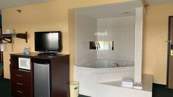 Combined shower/tub, free toiletries, hair dryer, towels