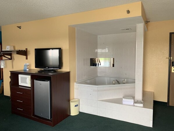 Combined shower/tub, free toiletries, hair dryer, towels