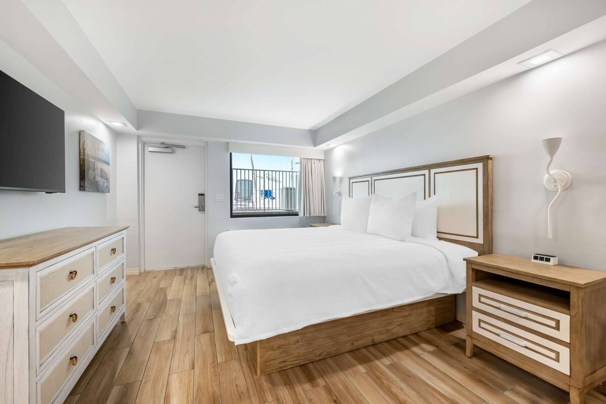 Phòng Tiêu chuẩn, 1 giường cỡ king, bếp, cạnh hồ bơi (Ground Floor) | Khu vực làm việc phù hợp cho laptop, màn/rèm cản sáng 