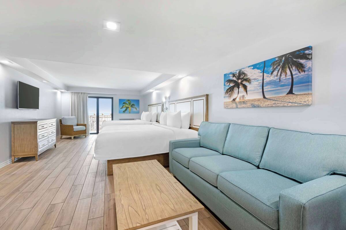 Phòng Tiêu chuẩn, nhiều giường, không hút thuốc, ban công (with Sofabed;Gulf View) | Khu vực làm việc phù hợp cho laptop, màn/rèm cản sáng 