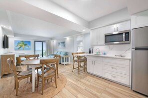 Suite, 2 camas matrimoniales, para no fumadores, balcón (with Sofabed;Gulf View) | Cocina privada | Refrigerador, microondas, parrilla de estufa y cafetera y tetera 