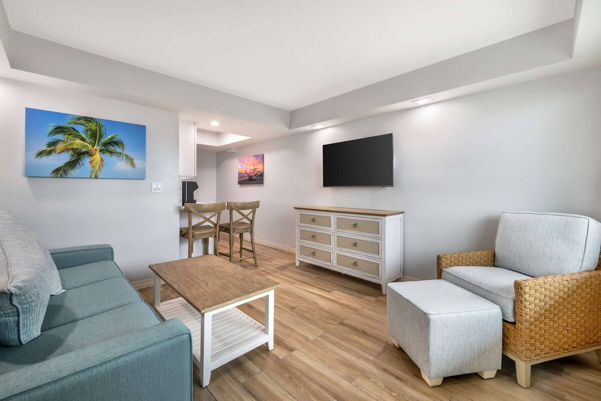Phòng Suite, 2 giường đôi, bếp, cạnh hồ bơi (with Sofabed, Ground Floor) | Khu vực làm việc phù hợp cho laptop, màn/rèm cản sáng 