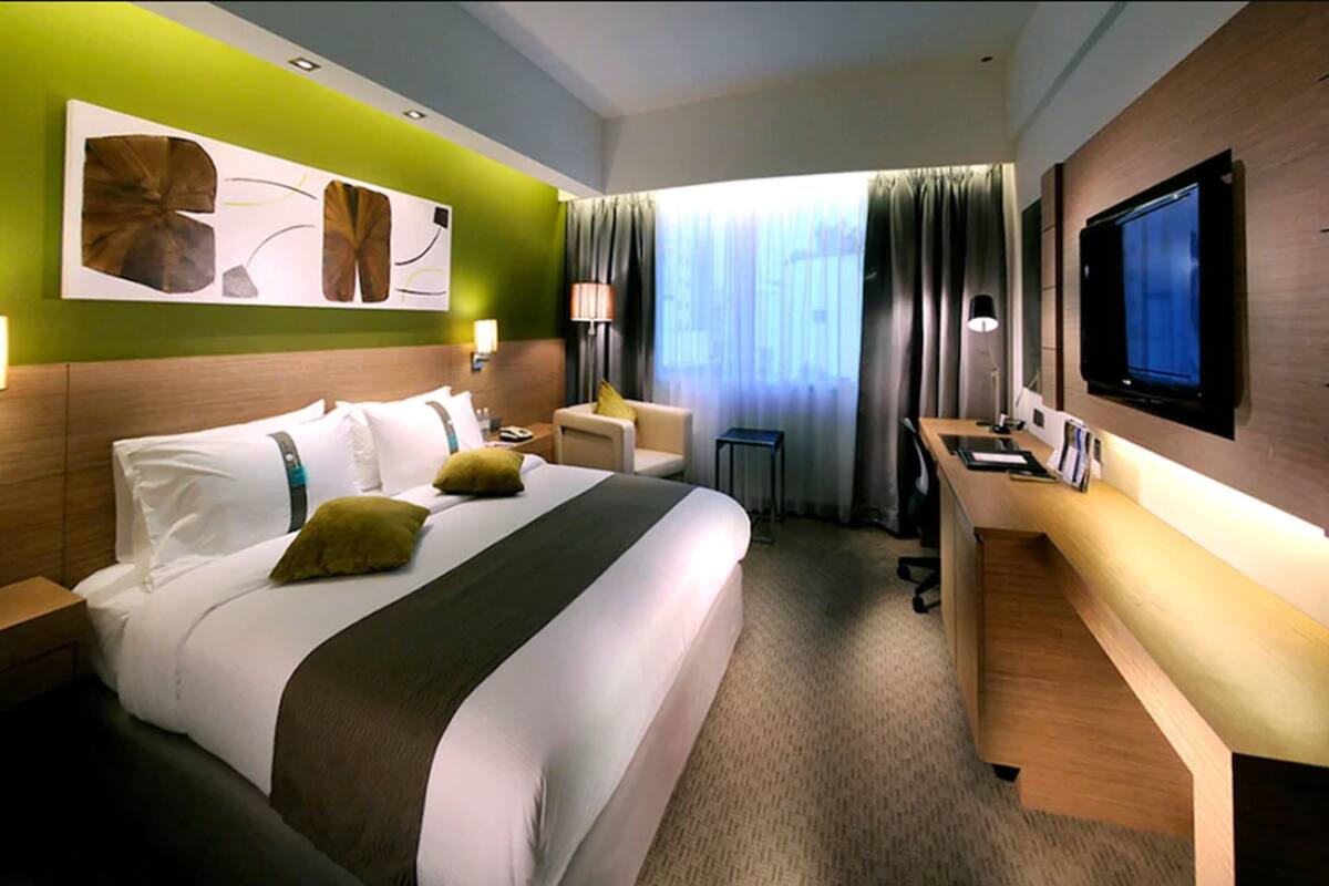 Minibar, brankas, meja kerja, dan setrika/meja setrika
