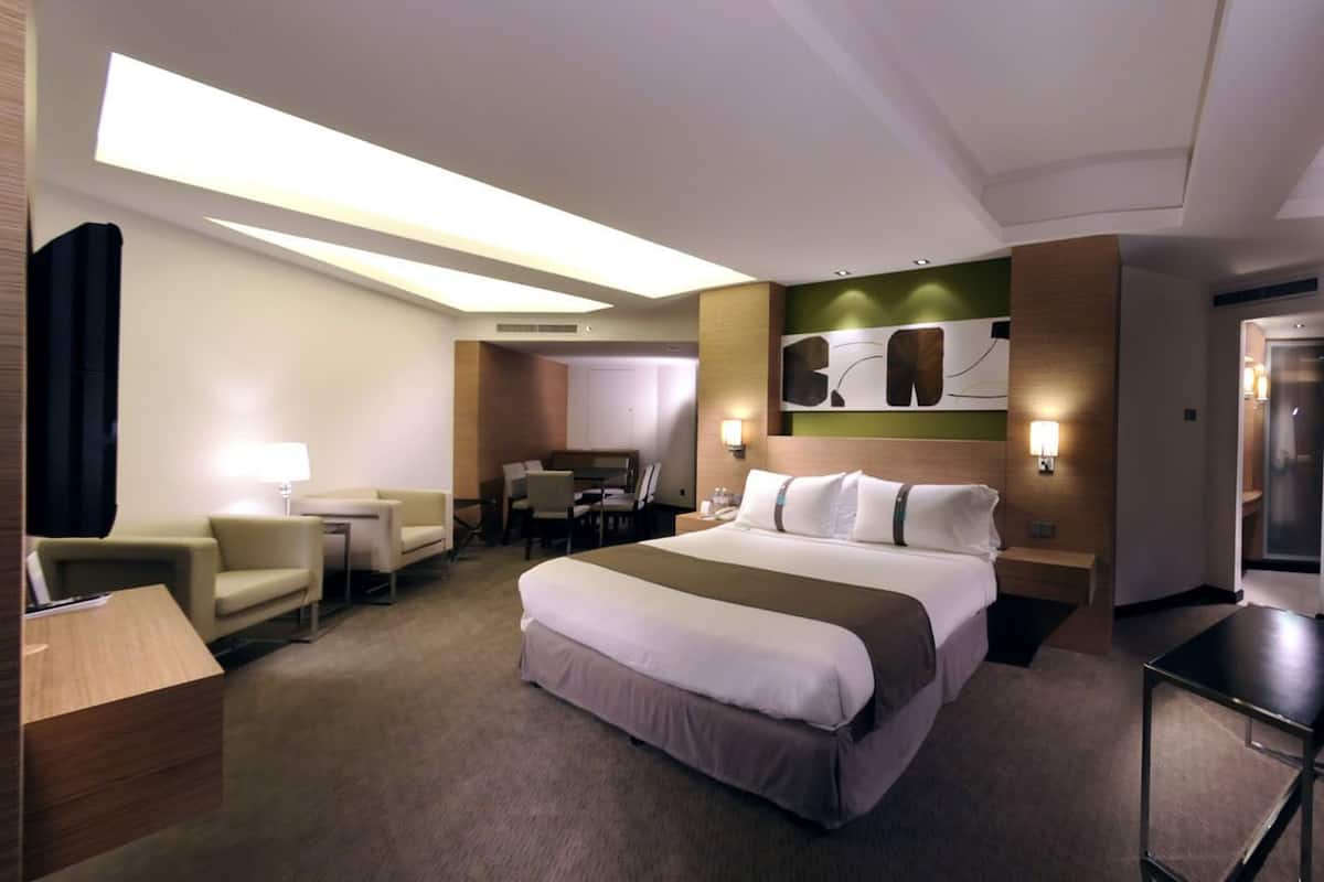 Suite Junior, 1 Tempat Tidur King | Minibar, brankas, meja kerja, dan setrika/meja setrika