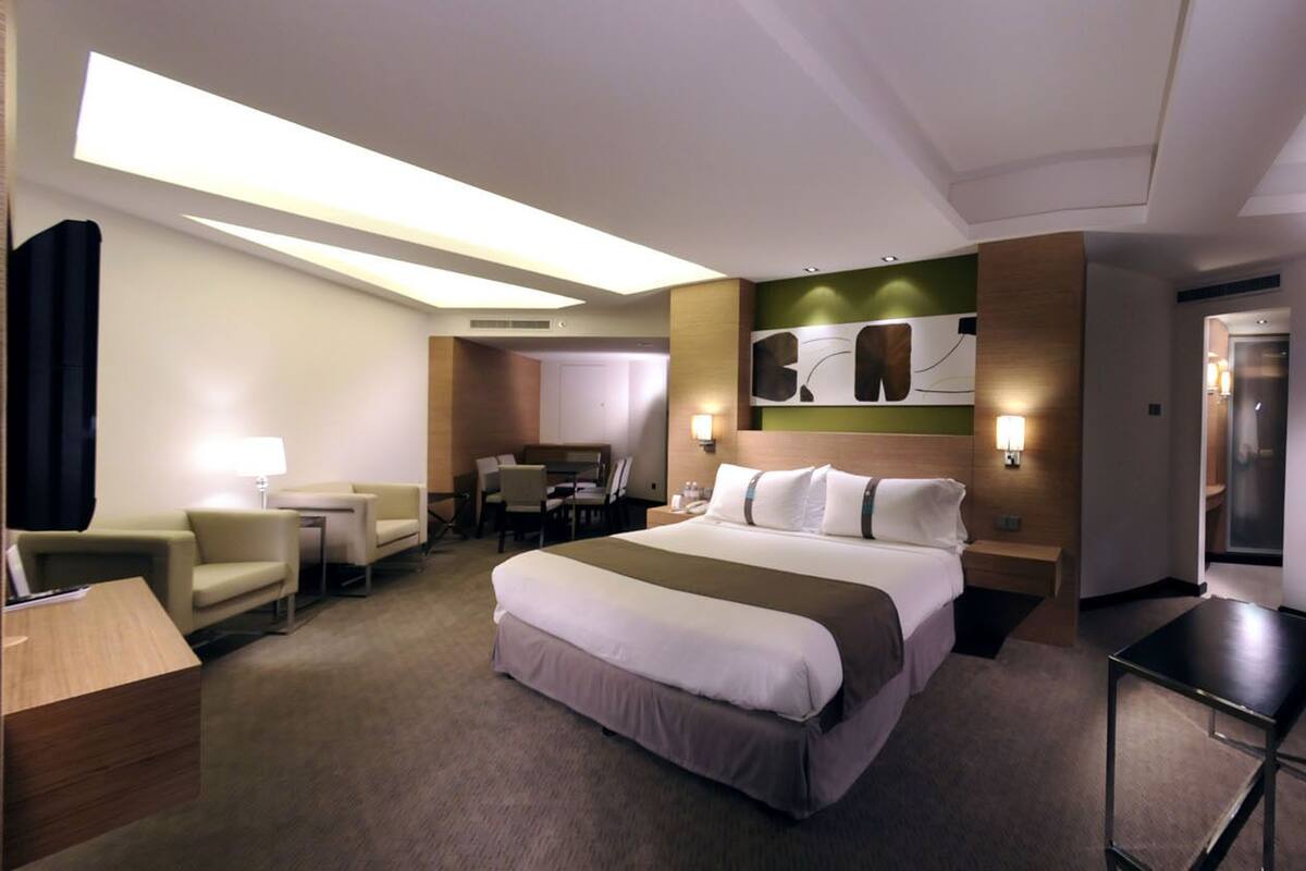 junior suite, 1 king bed | minibar, in-room safe, desk, iron/ironing board