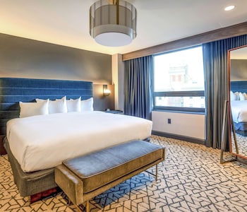 Junior Suite, 1 King Bed | Premium bedding, in-room safe, desk, laptop workspace at Washington Hilton