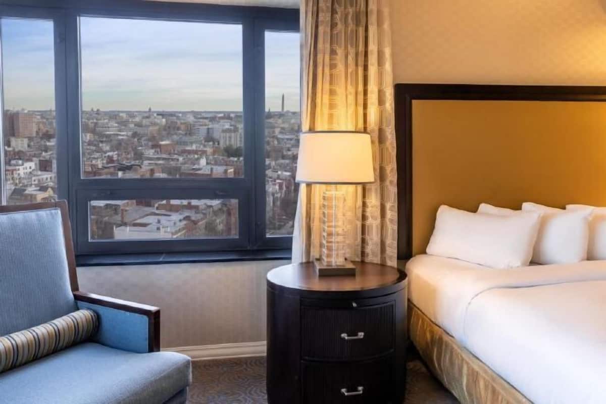 Roupas de cama premium, cofres nos quartos, escrivaninha