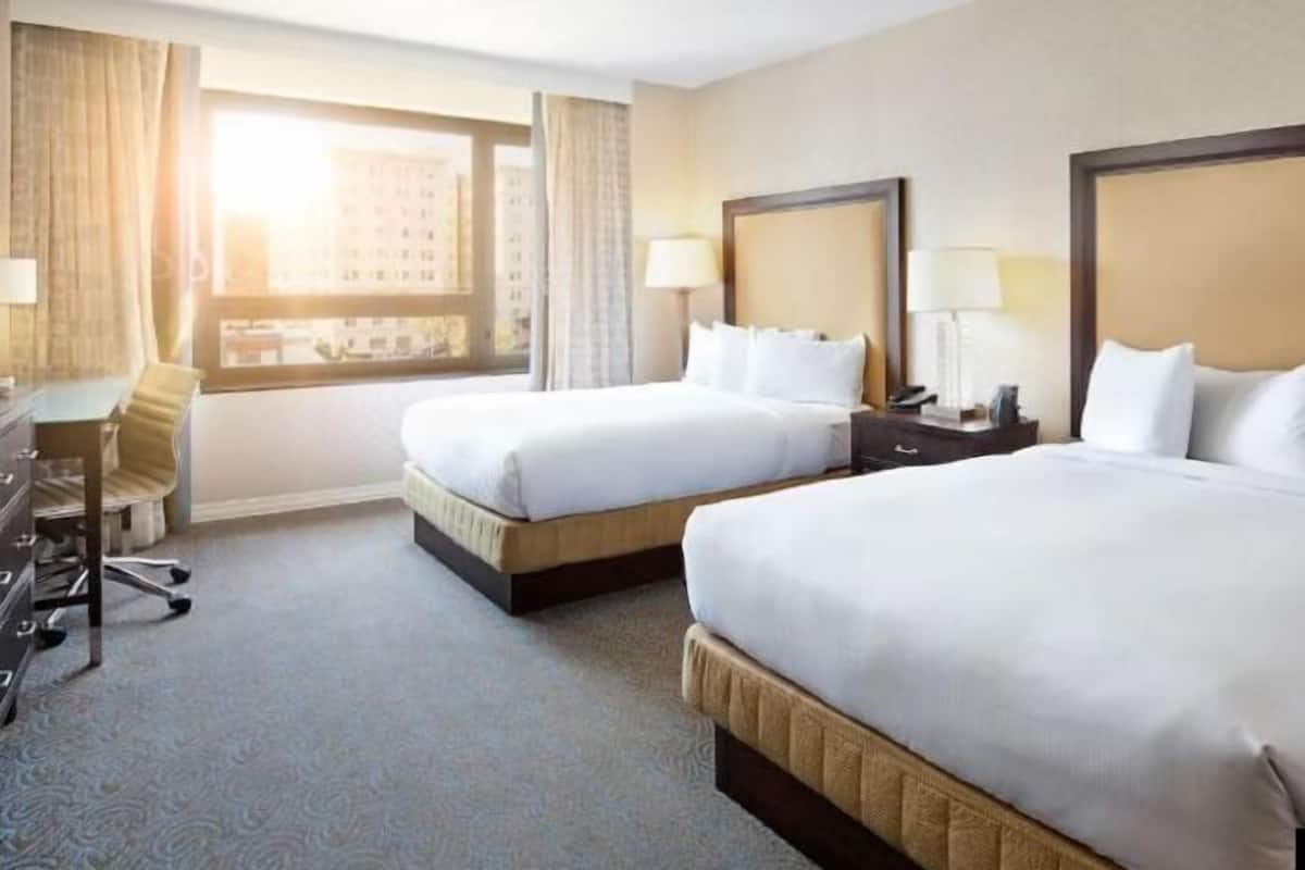 Roupas de cama premium, cofres nos quartos, escrivaninha