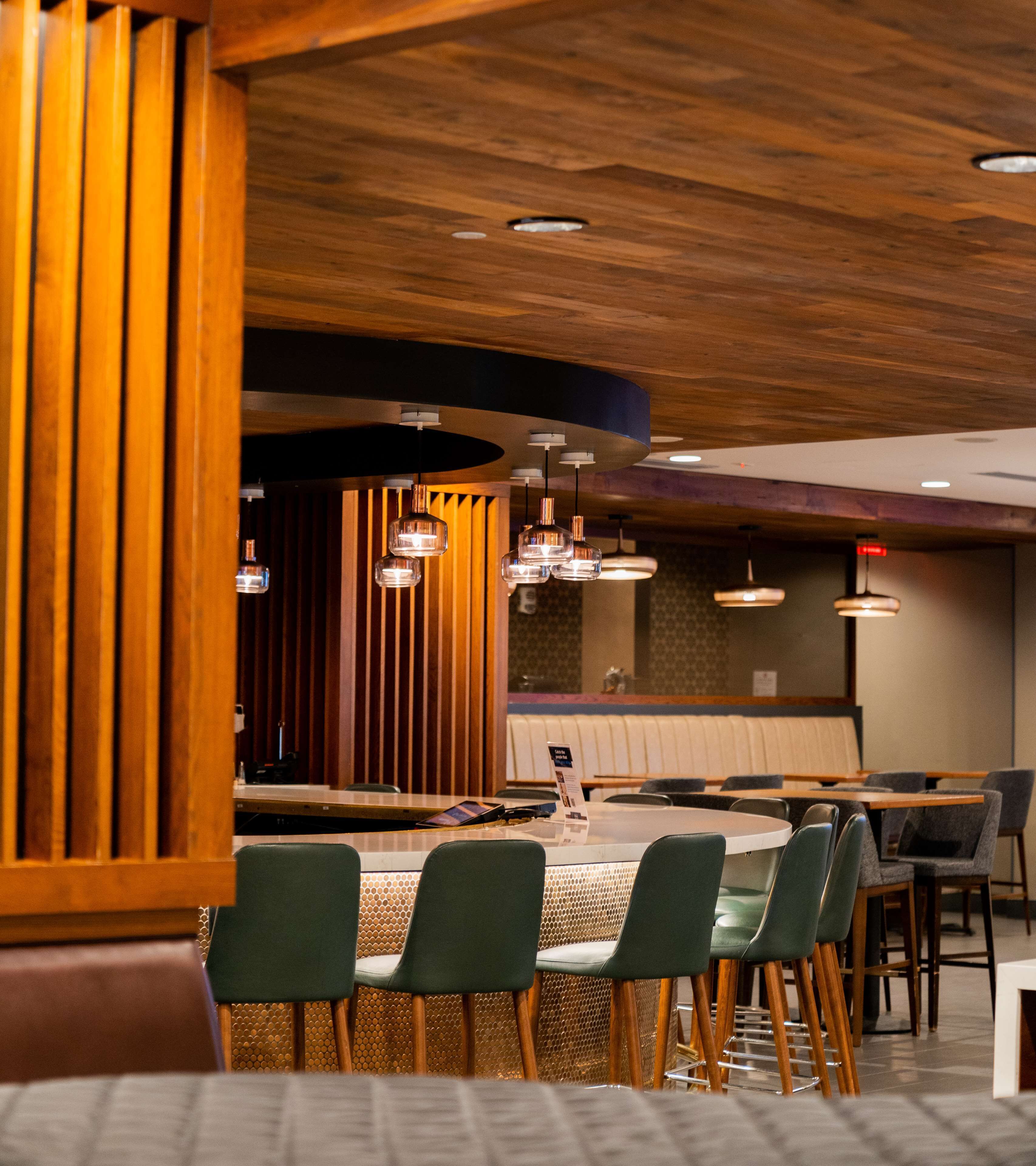 2 bars/lounges