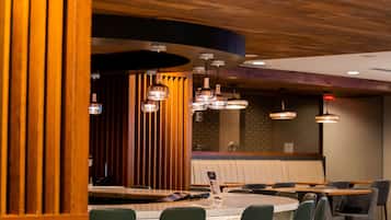 2 bars/lounges