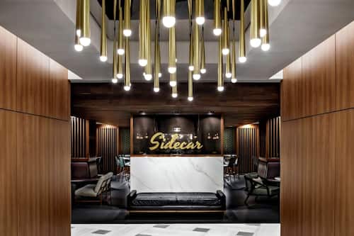 2 bars/lounges