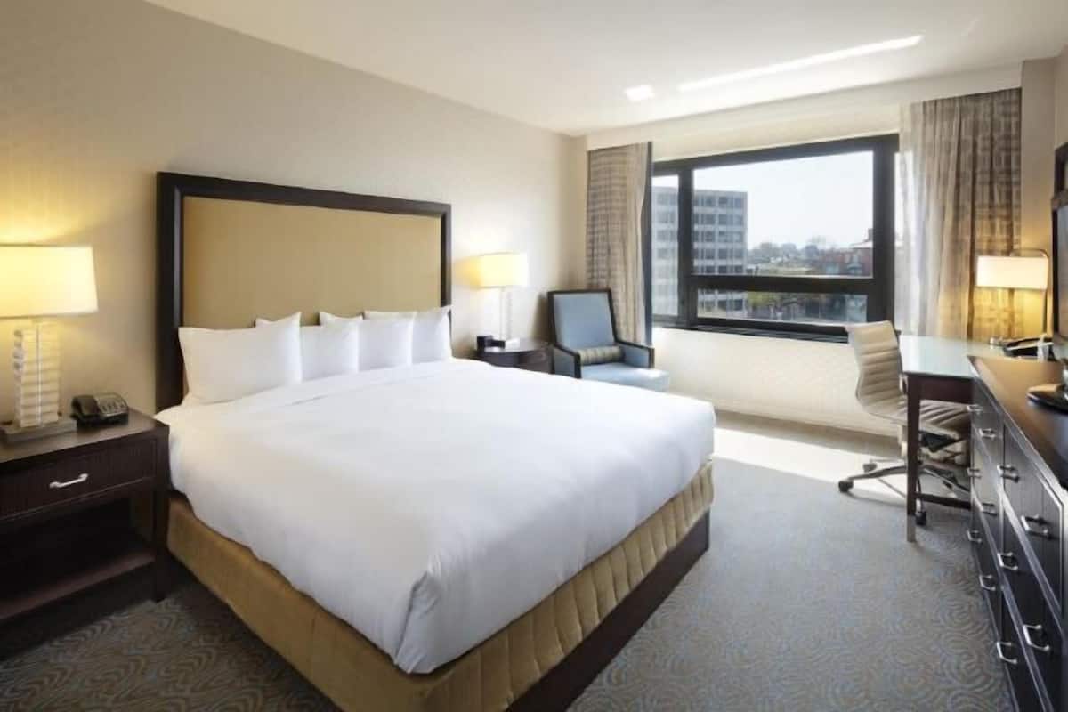 Roupas de cama premium, cofres nos quartos, escrivaninha