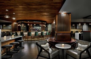 2 bars/lounges