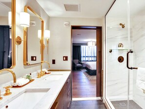 샤워기/욕조 결합, 고급 세면용품, 헤어드라이어, 타월