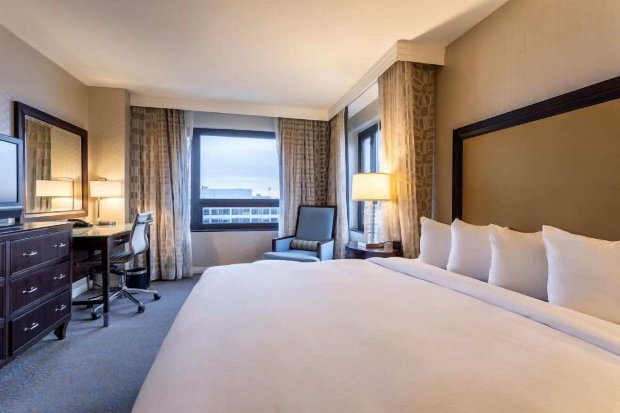 Premium bedding, in-room safe, desk, laptop workspace