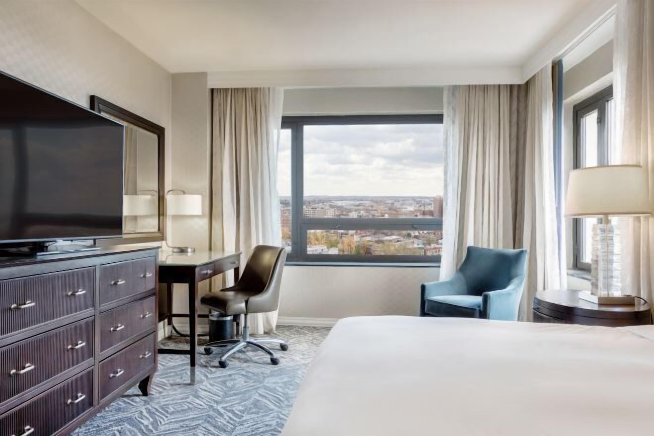 Premium bedding, in-room safe, desk, laptop workspace