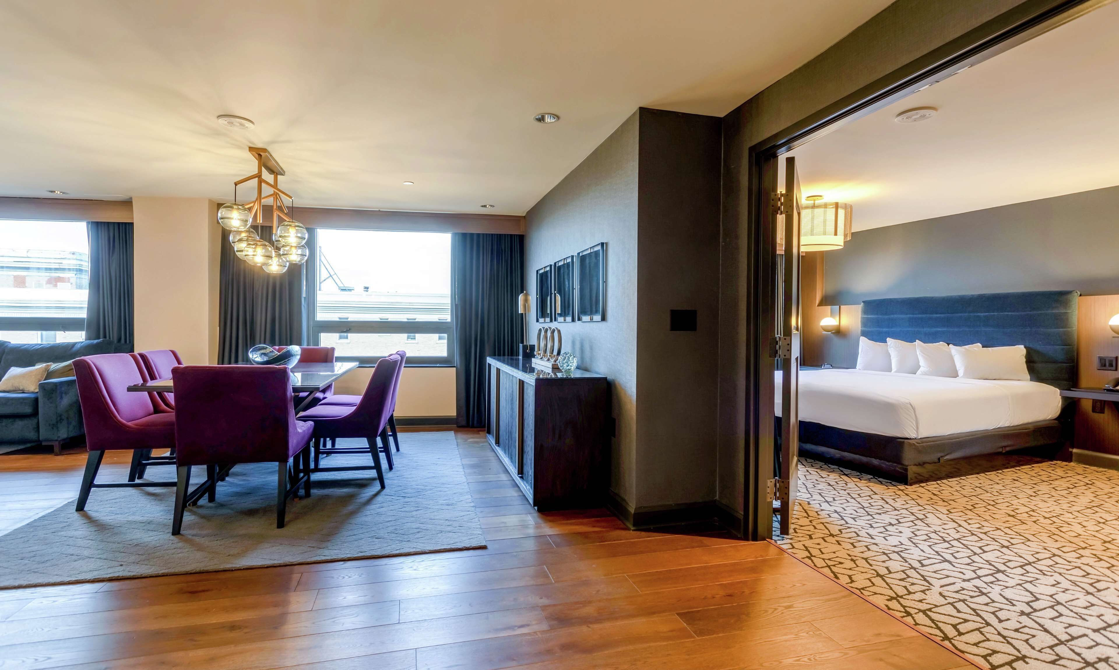 Suite, 1 King Bed | Living area