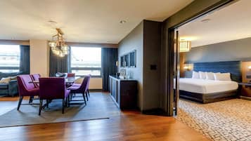 Suite, 1 King Bed | Living area