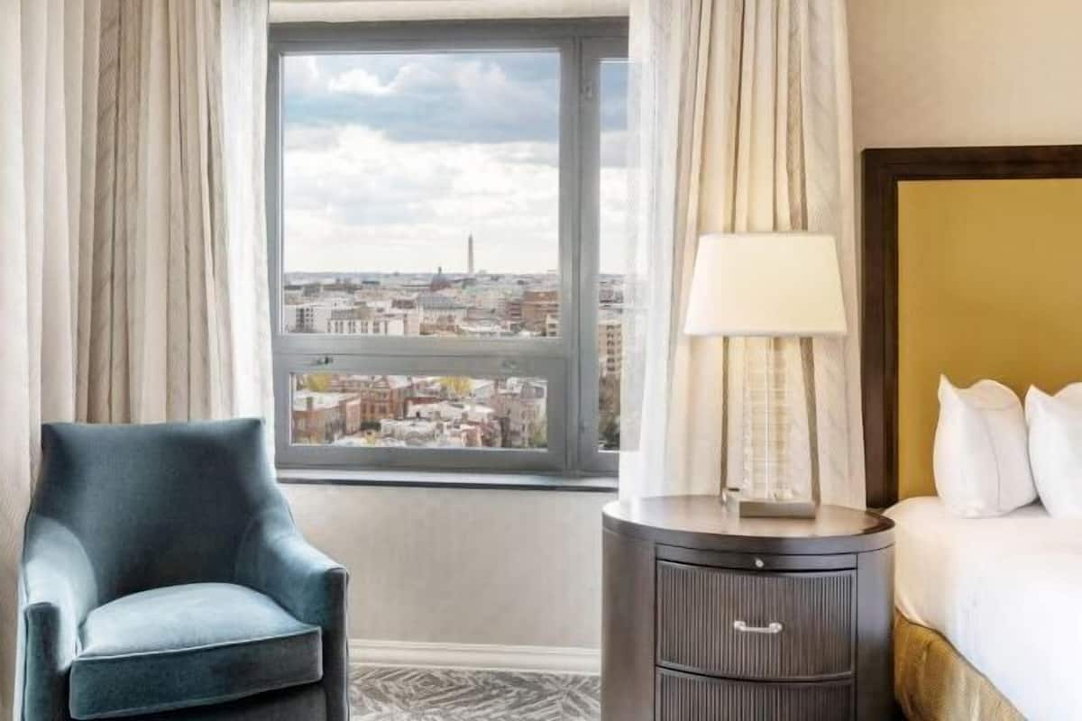 Premium bedding, in-room safe, desk, laptop workspace