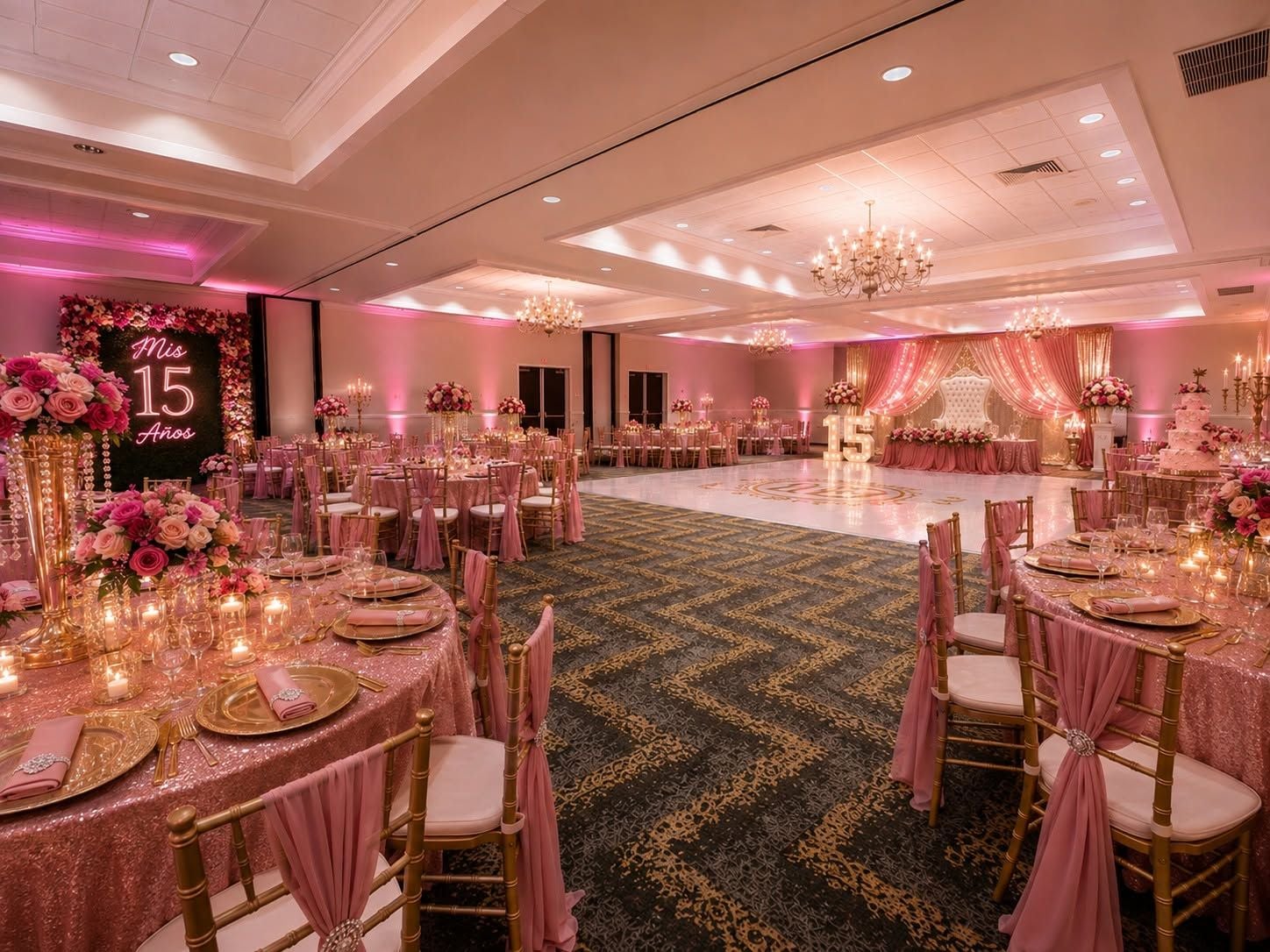 Un amplio salón de banquetes con mesas redondas, sillas doradas y cortinas rosadas.
