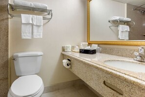 Badewanne, Komfortbadewanne, kostenlose Toilettenartikel, Haartrockner