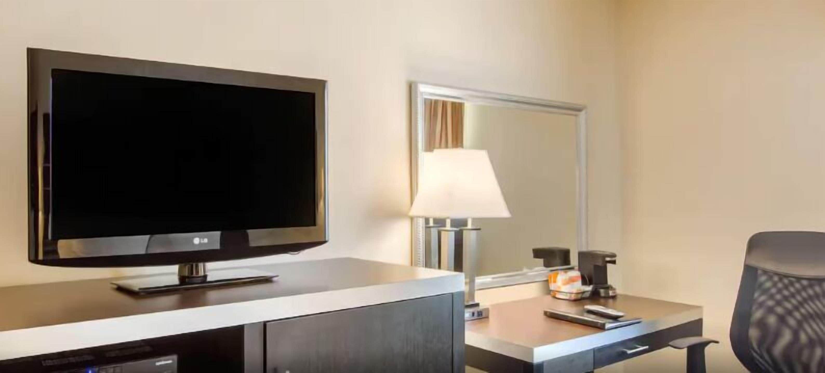 客房, 1 张特大床, 无烟房 | 高档床上用品、羽绒被、客房内保险箱、办公桌