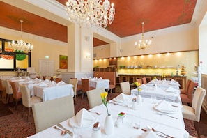 Petit déjeuner buffet (29 EUR par personne)