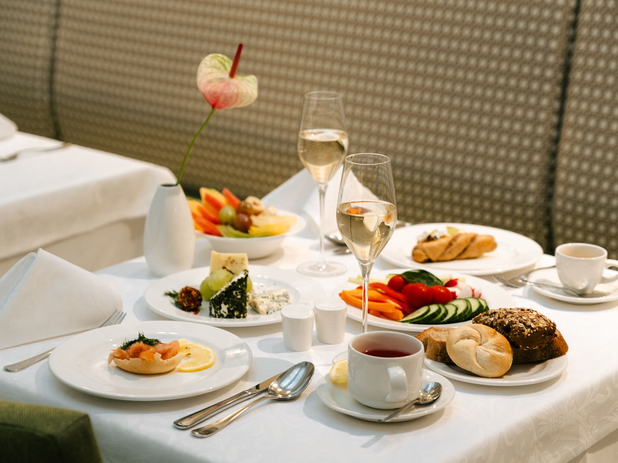 朝食 (ビュッフェ)、毎日提供 (1 名様 30 EUR)