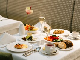 Café da manhã com buffet todos os dias (EUR 30 por pessoa) 