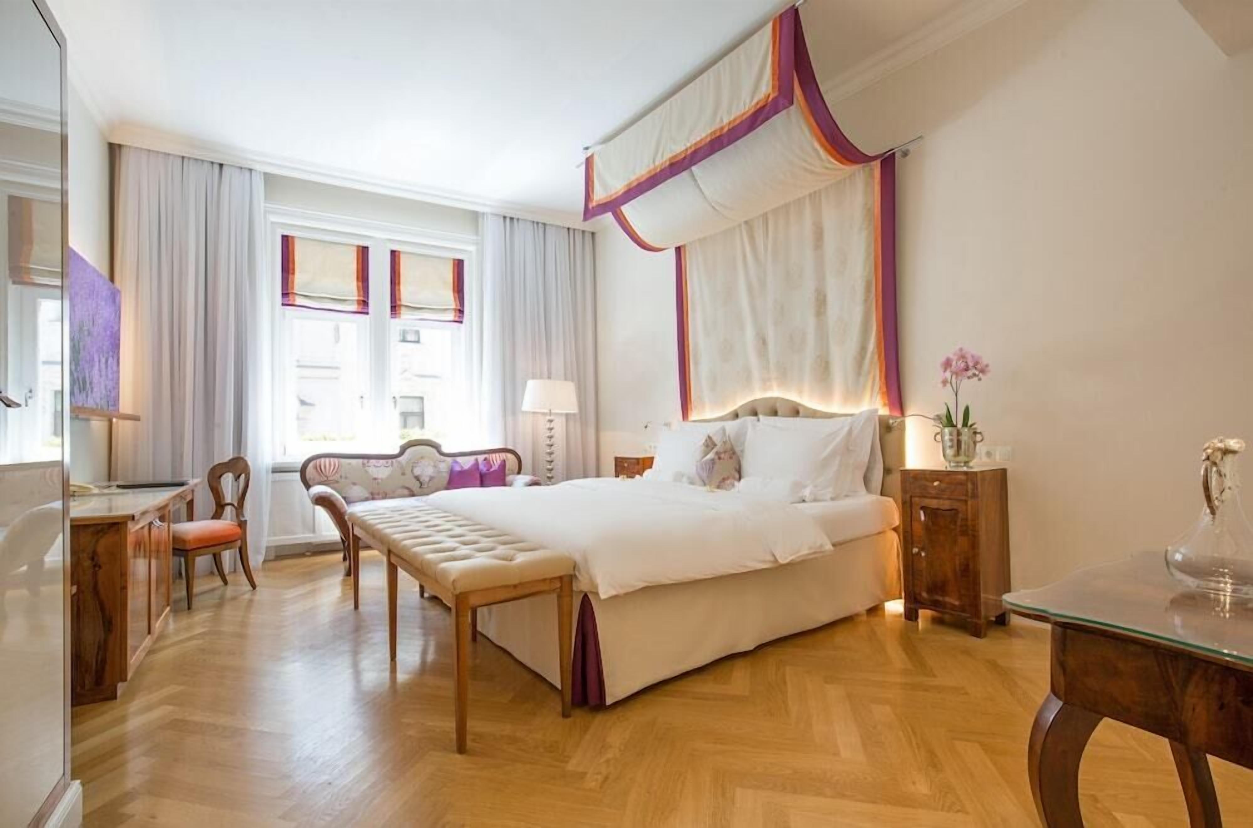 Egyptian cotton sheets, premium bedding, pillowtop beds, minibar