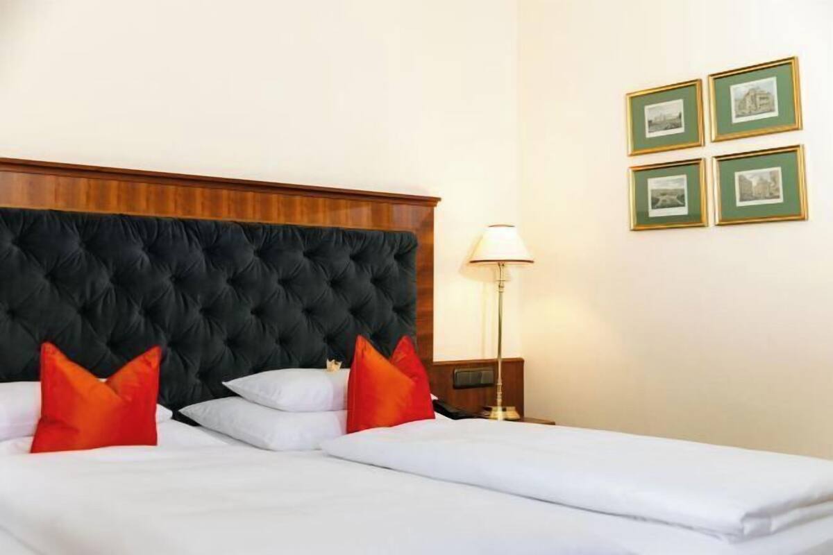 Egyptian cotton sheets, premium bedding, pillowtop beds, minibar