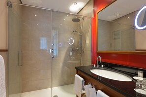 Kamar Double Klasik | Kamar mandi | Perlengkapan mandi gratis, pengering rambut, sandal, dan handuk