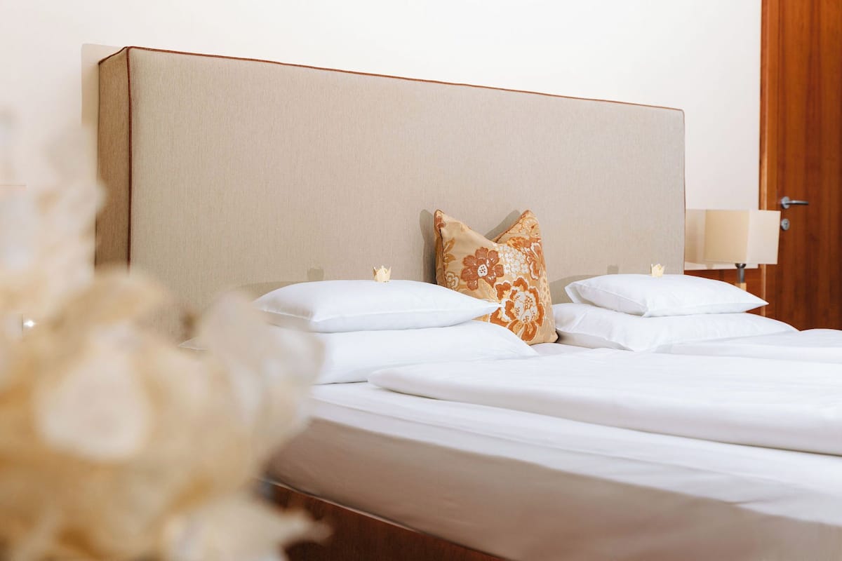 junior suite | egyptian cotton sheets, premium bedding, pillow-top beds, minibar