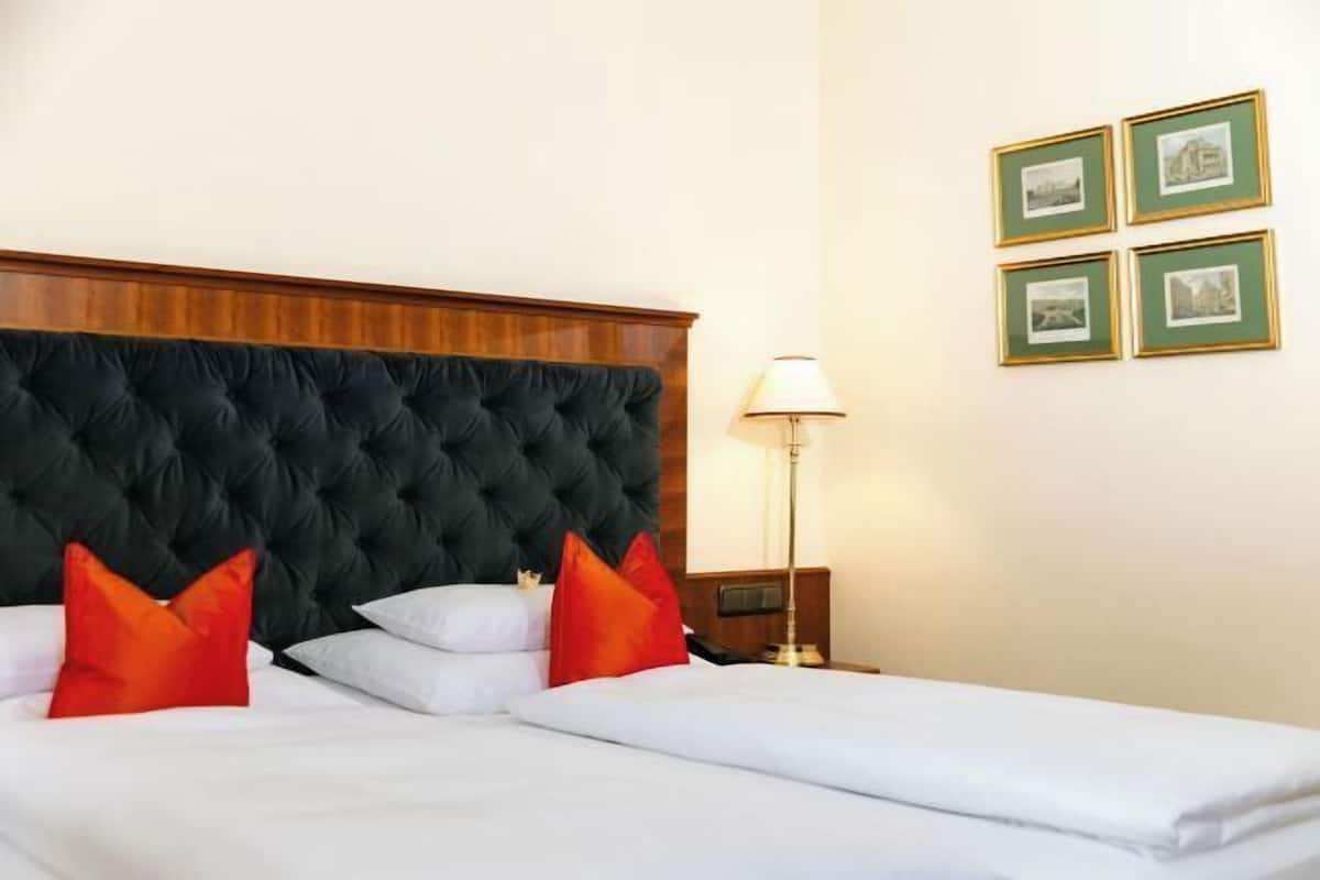 Egyptian cotton sheets, premium bedding, pillowtop beds, minibar