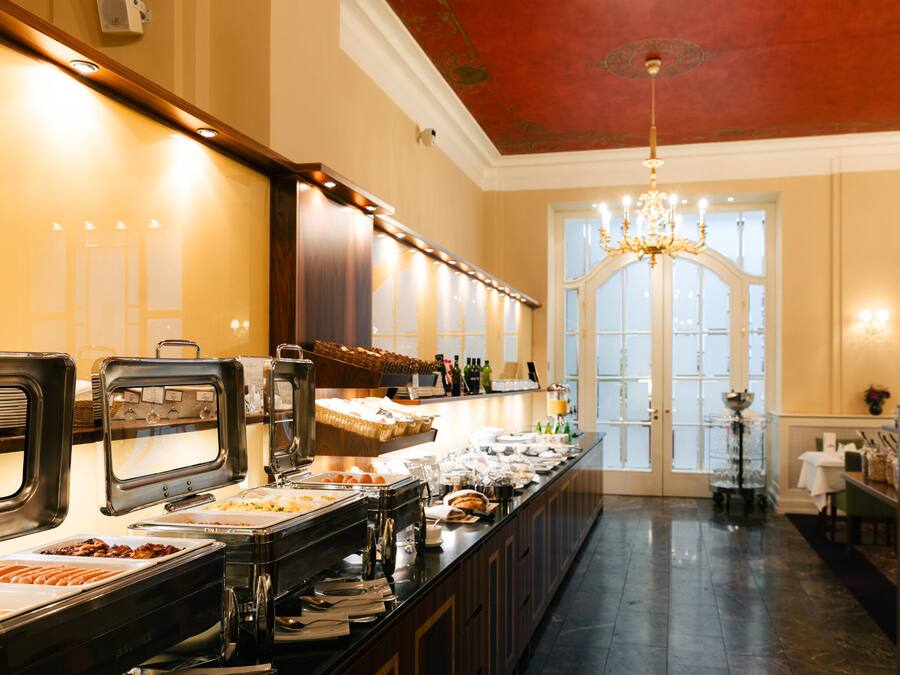 Disposição de buffet com diversos tipos de comida e um balcão extenso.