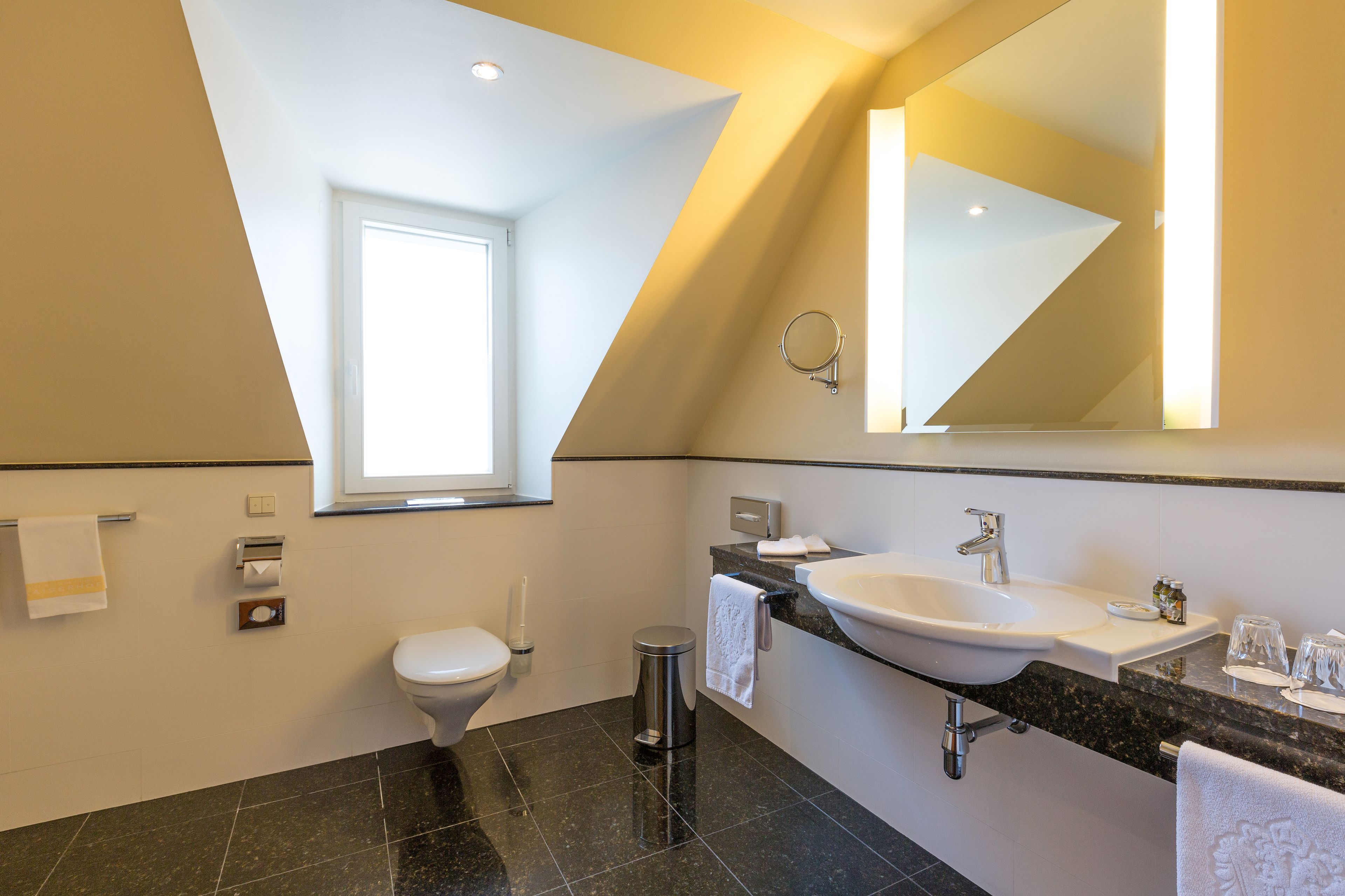 junior suite | bathroom | free toiletries, hair dryer, slippers, towels