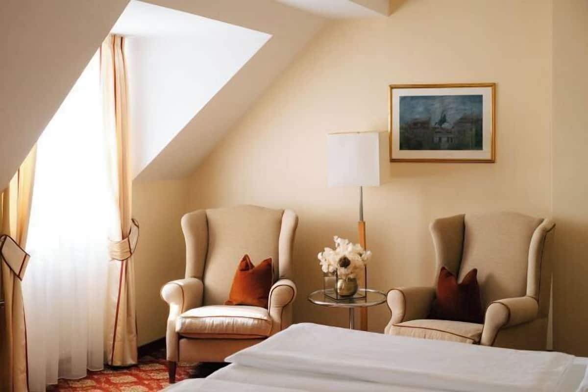 Egyptian cotton sheets, premium bedding, pillowtop beds, minibar